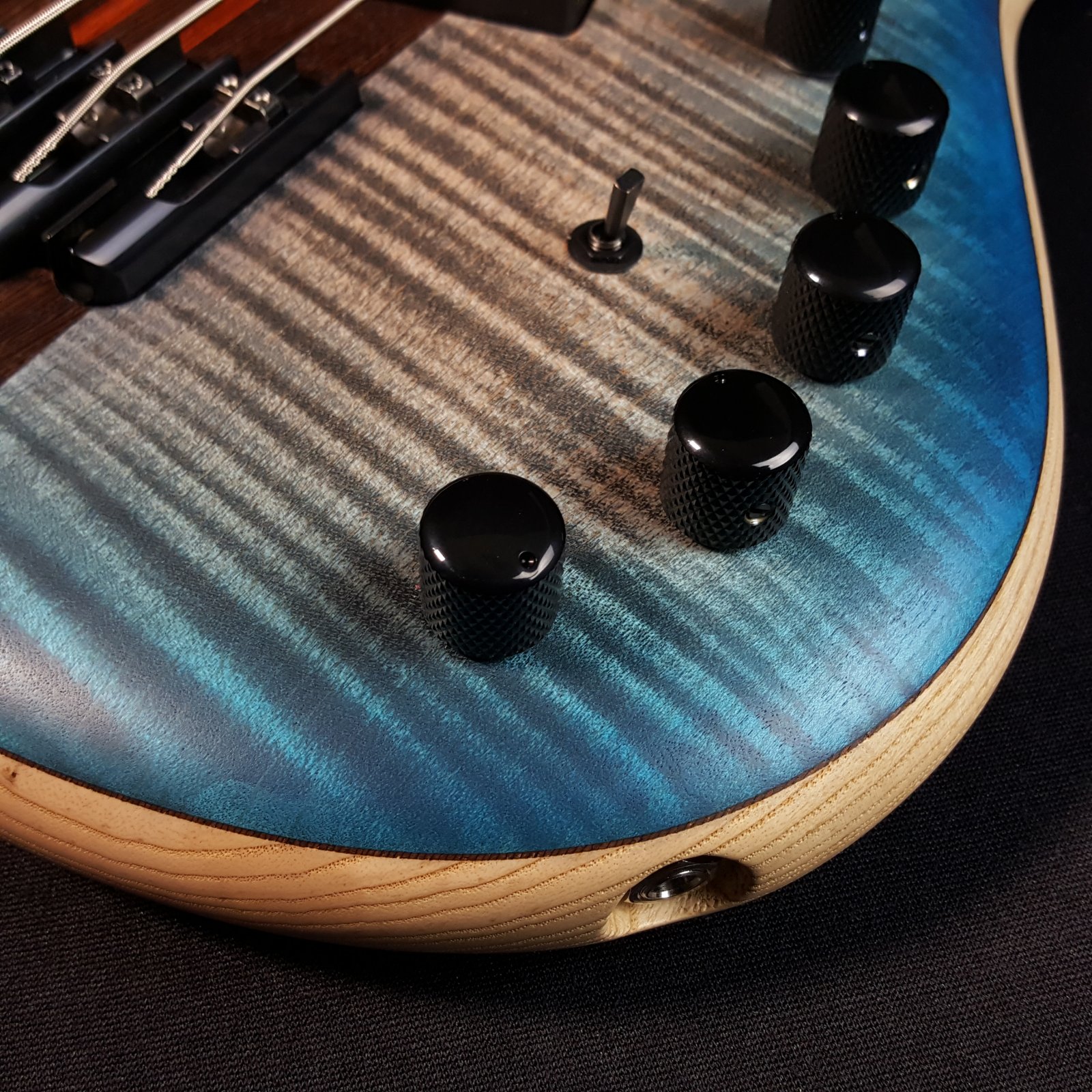 Mayones Patriot 5 Classic V-Fan Fret Aguilar Flame Maple Bass