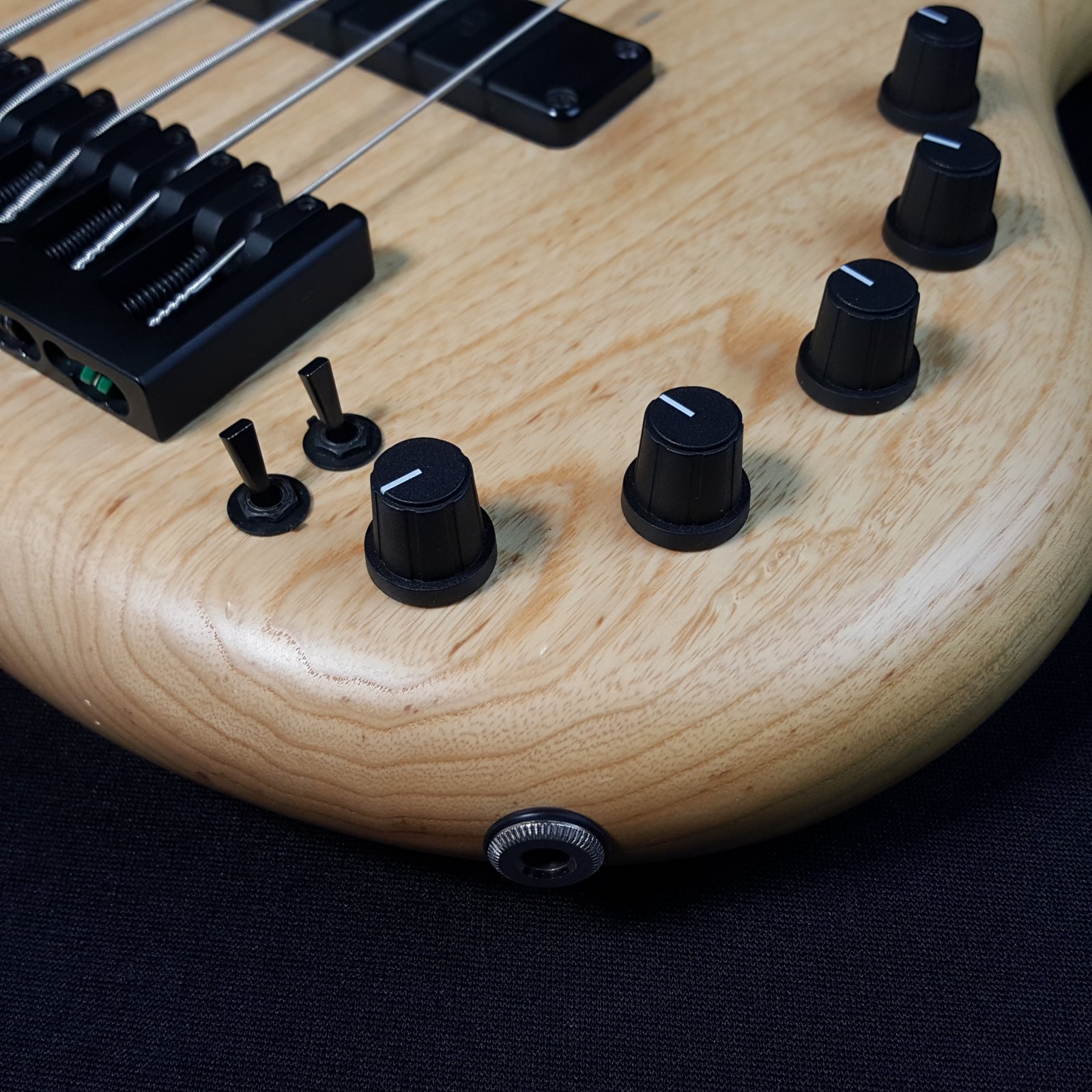 Used Elrick Expat eVolution 5 String Natural Ash with Case