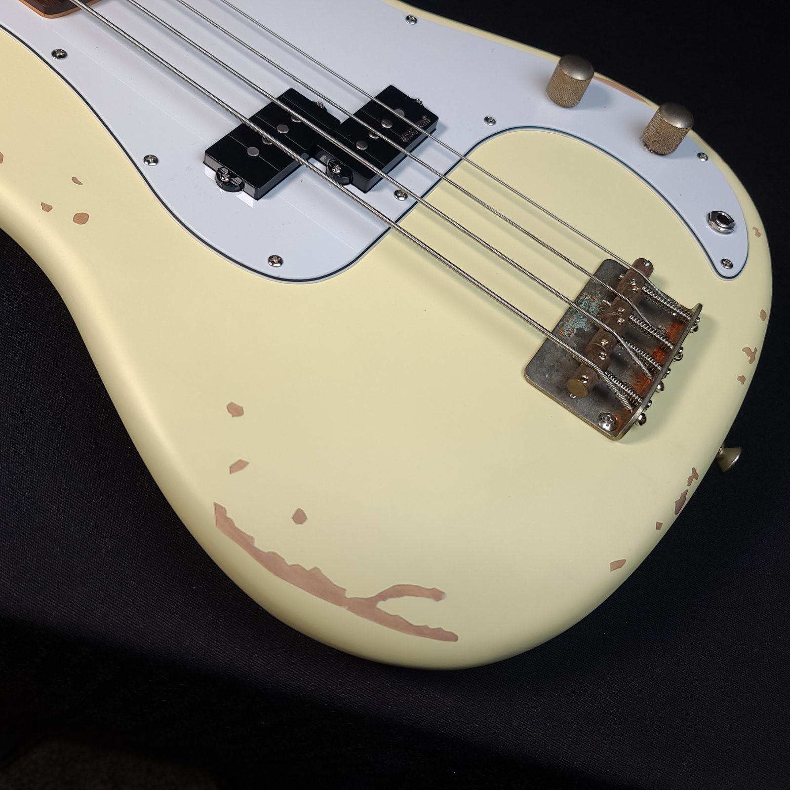 Vintage Icon Distressed V4MRVW Vintage White 4 String Bass