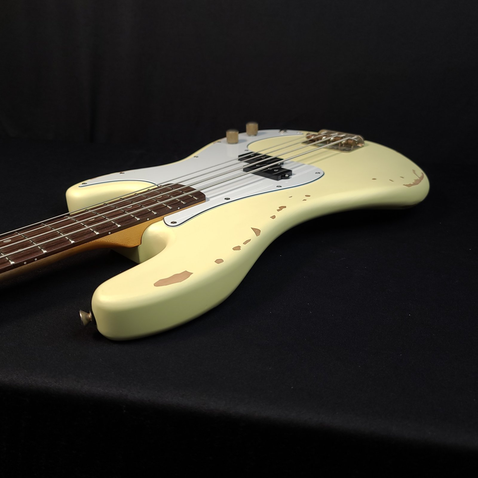 Vintage Icon Distressed V4MRVW Vintage White 4 String Bass