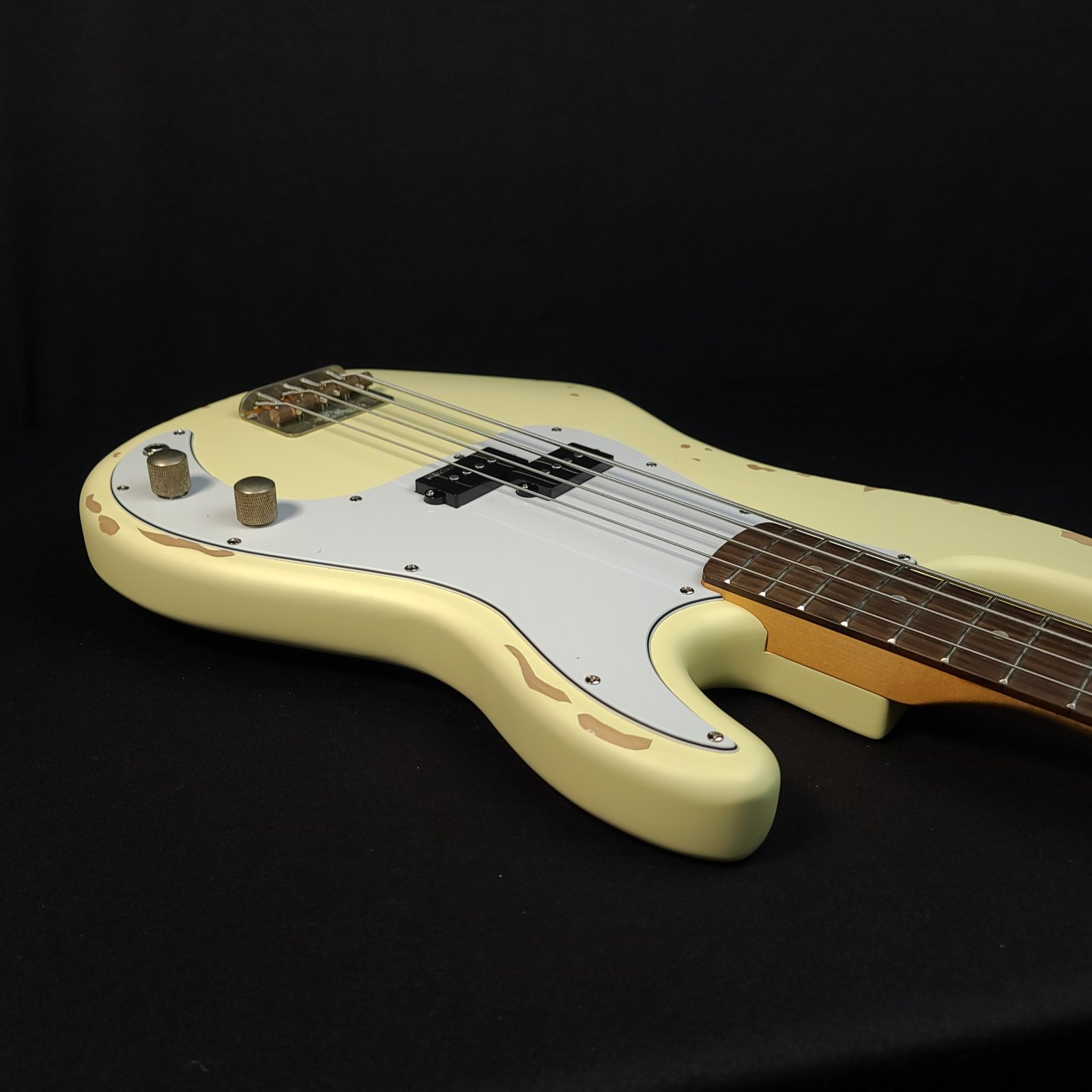 Vintage Icon Distressed V4MRVW Vintage White 4 String Bass
