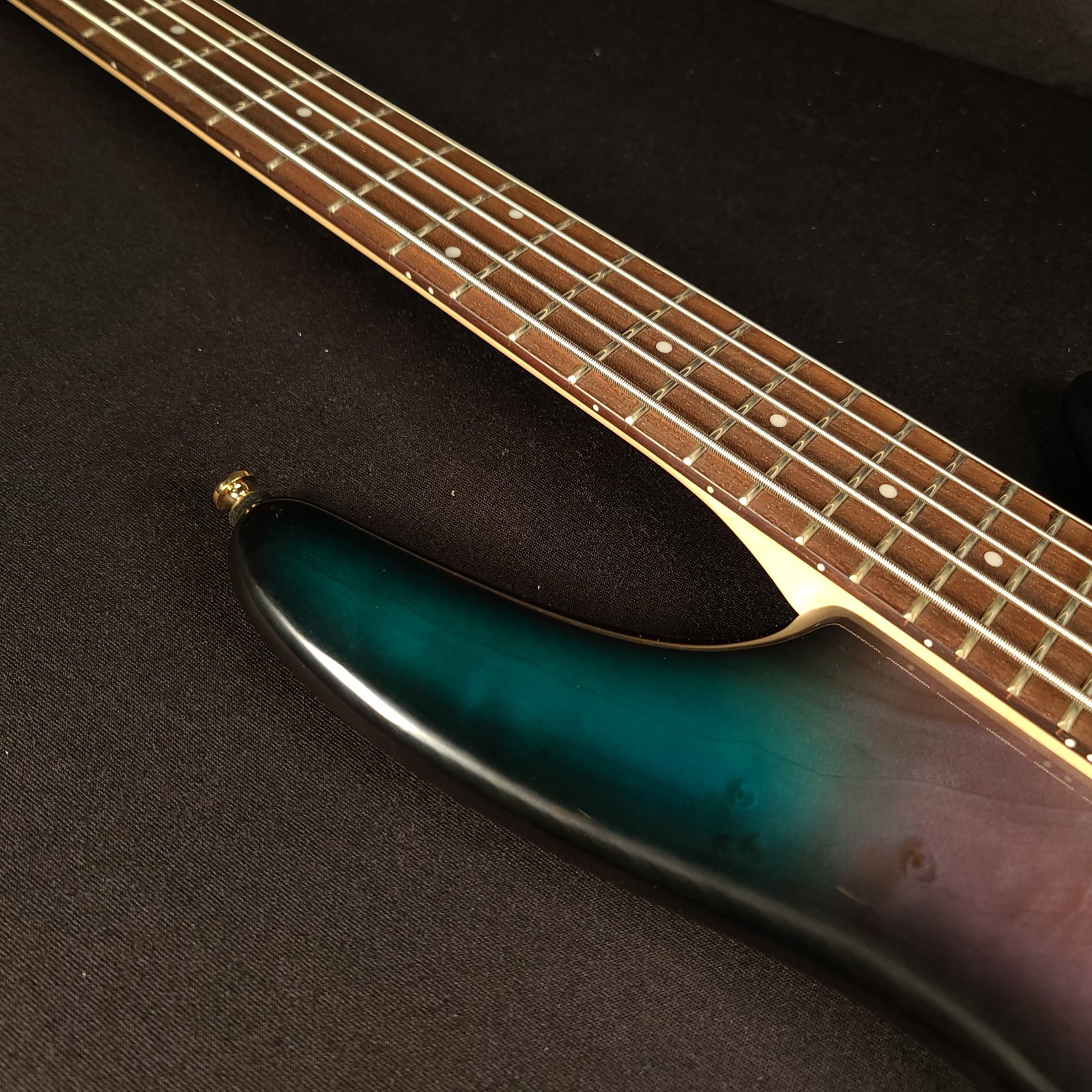 五老星SR 4枚セット Ibanez SR670 4-String Bass - Silver Wave Black - GigGear