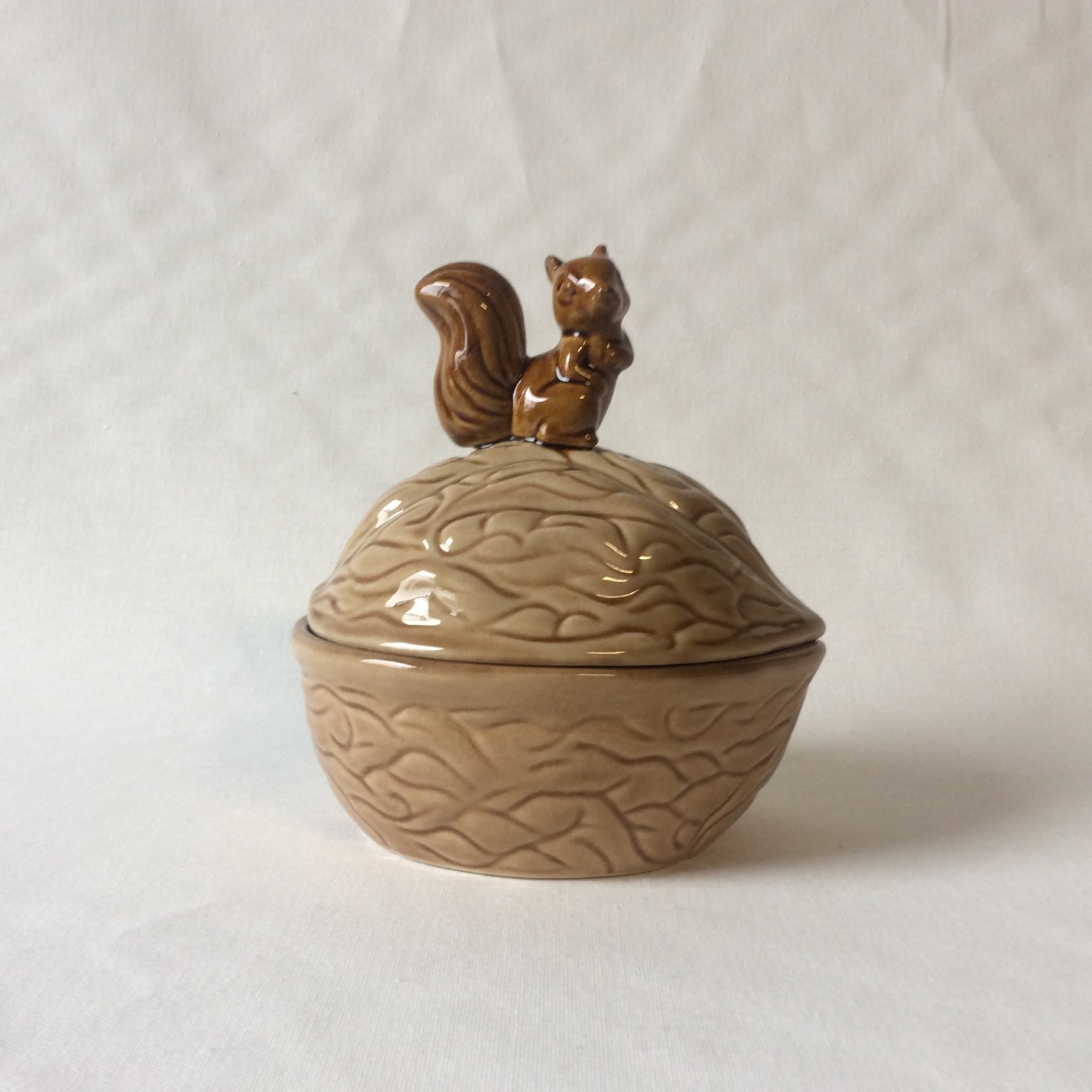 Vintage Autumnal Squirrel Walnut Nut Dish, Covered Dish Glossy Ceramic Home Decor Accessory Thanksgiving Decor Piece S1VTG84