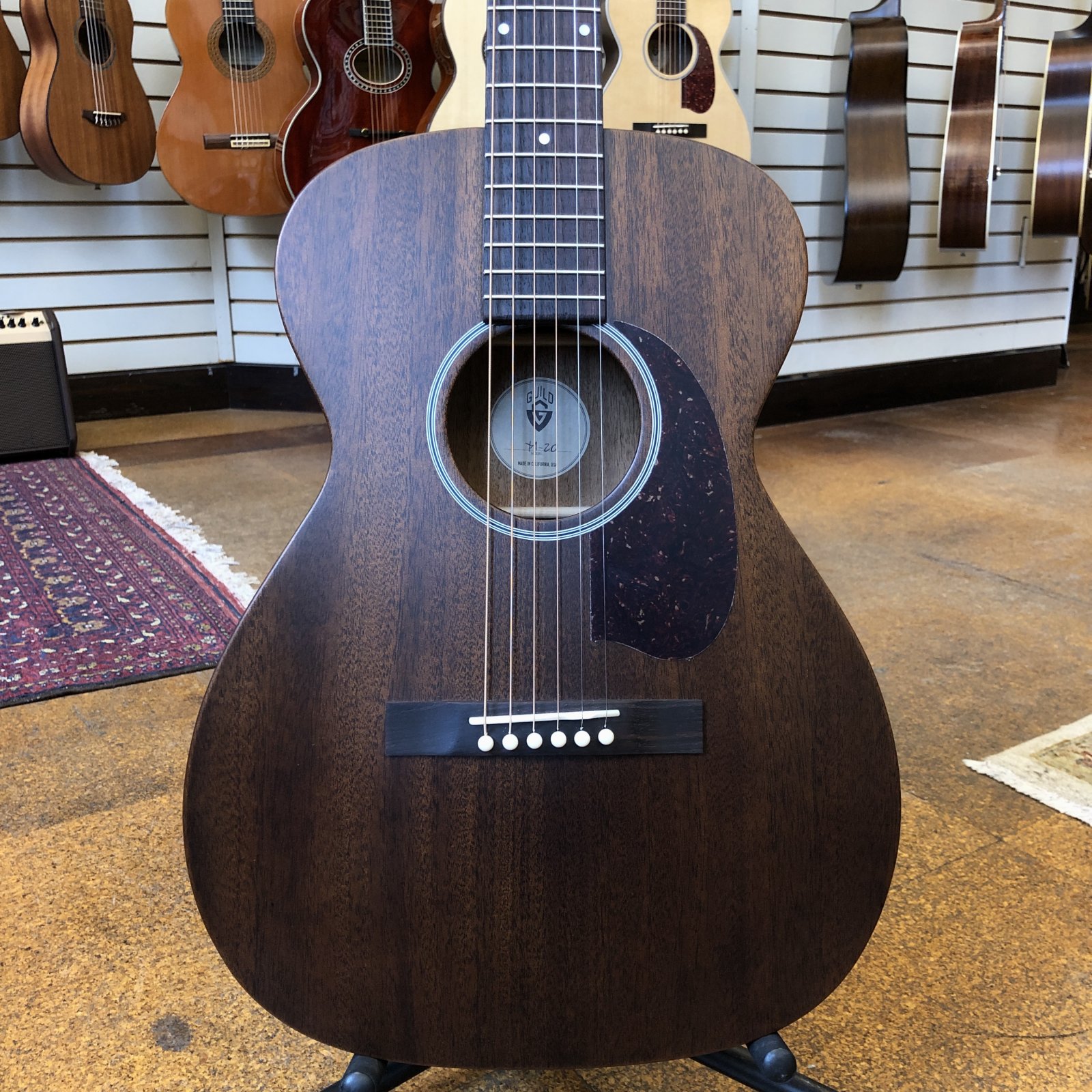 Guild Usa M All Solid Mahogany Concert Acoustic W Hard Case Guild Usa M All Solid Mahogany Concert Acoustic W Hard Case