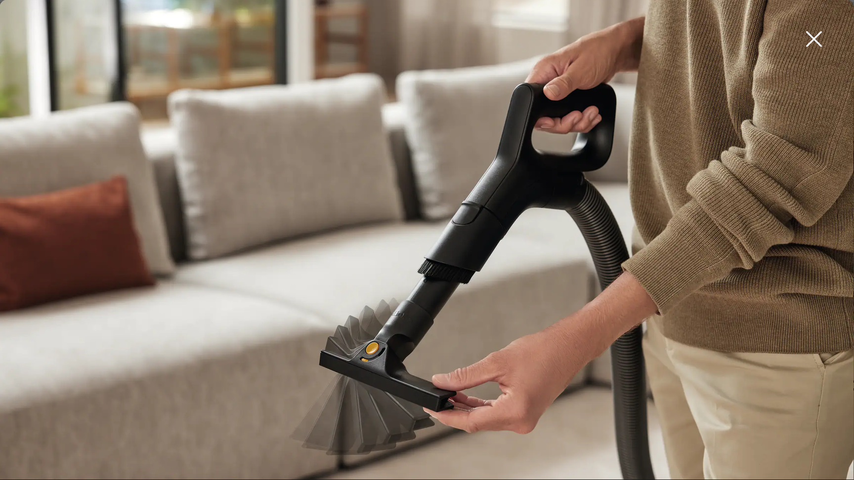 Integrated 2-in-1 upholstery and crevice nozzle