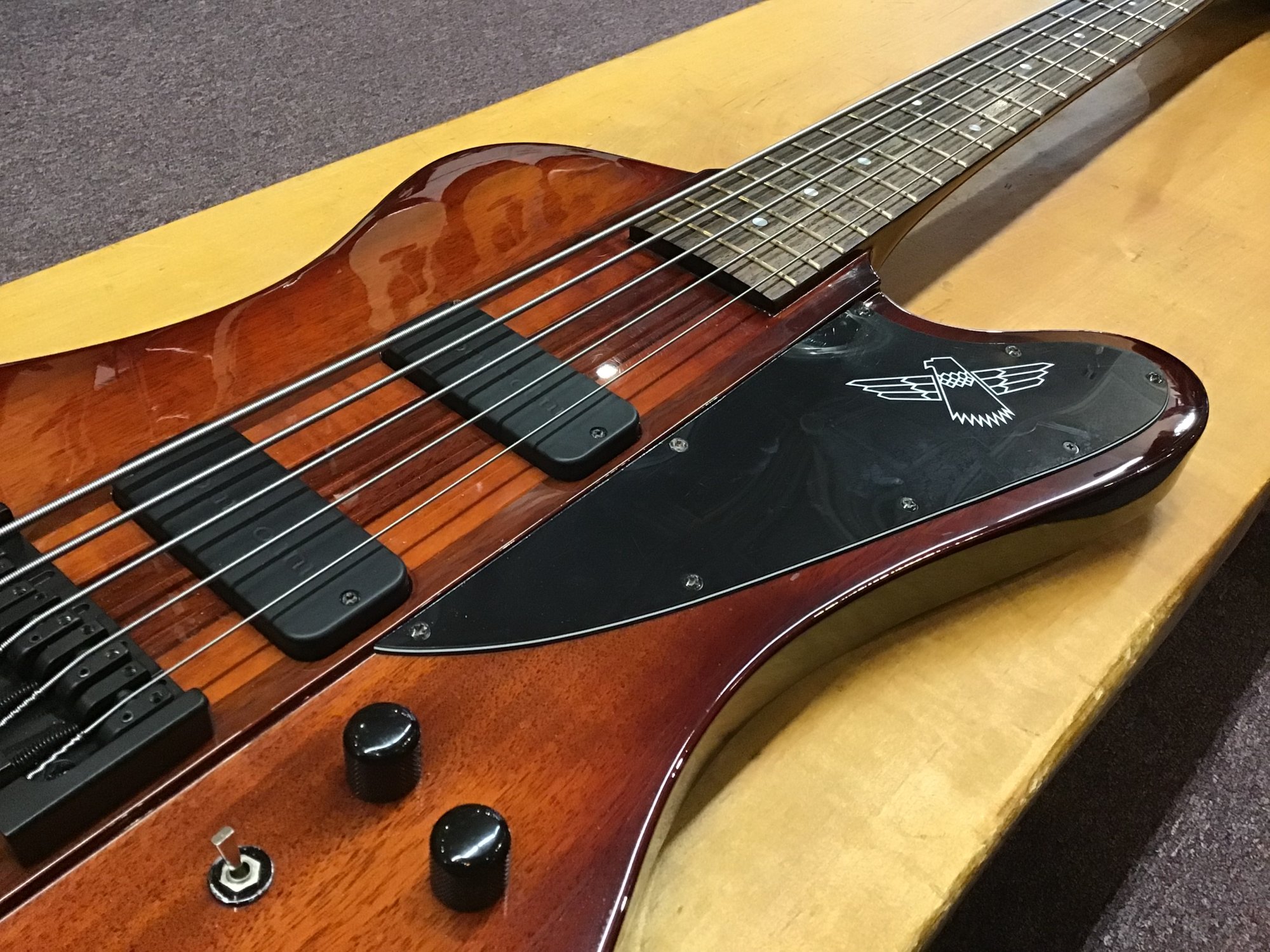 美品 Epiphone Thunderbird Pro Vアクティブ 5弦 Epiphone Thunderbird Pro-V 5-string Bass Transparent Black