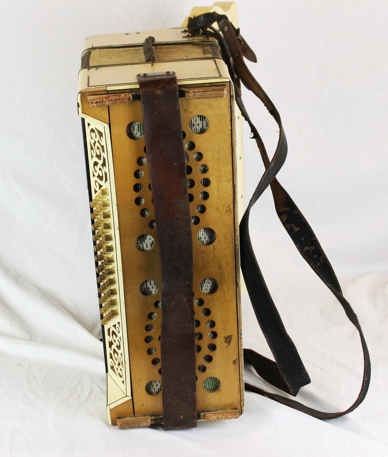 7824 - Blond A.Rosati Piano Accordion MMM 37 60 - FIXER UPPER FOR