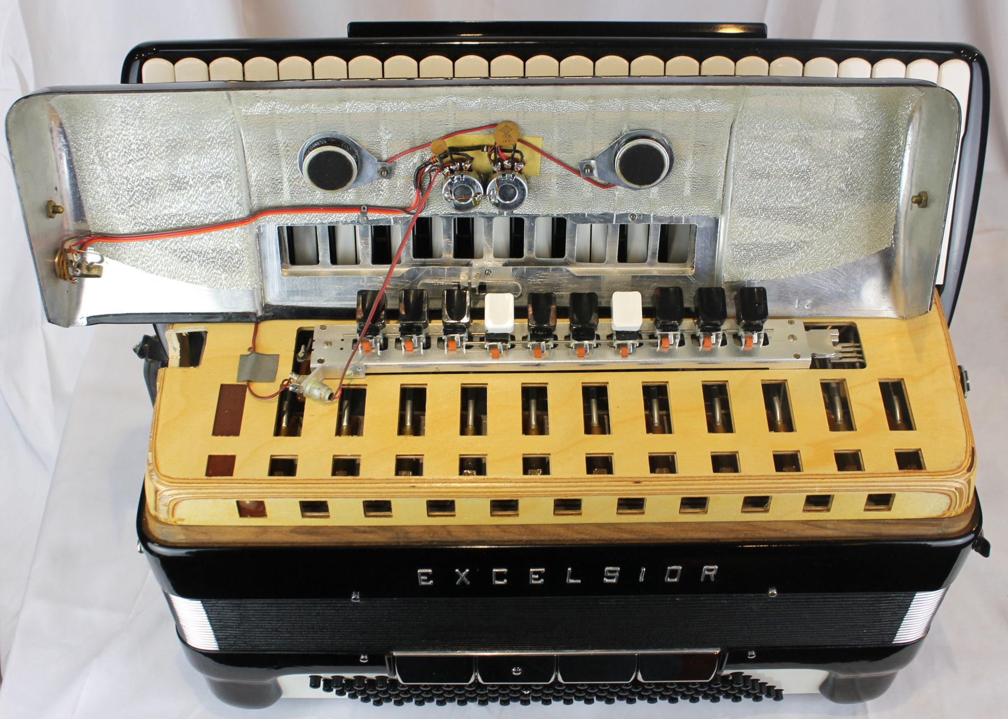 7333 - Black Excelsior 20 Cosmopolitan Piano Accordion LMMH 41 120