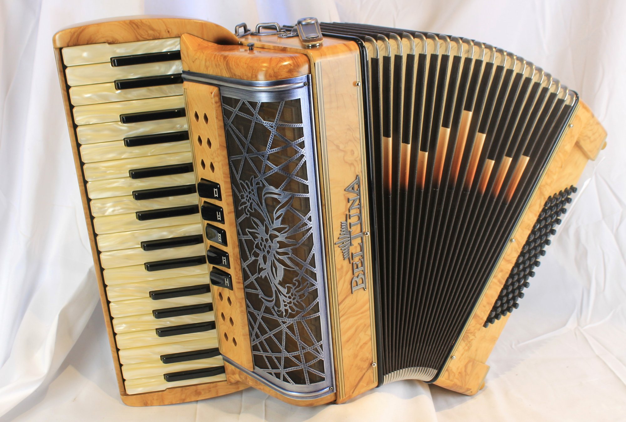 ポーラ・マッカードル　ピアノ　88/350 NEW Olive Ash Beltuna Alpstar III Helikon Piano Accordion MMM 34 72