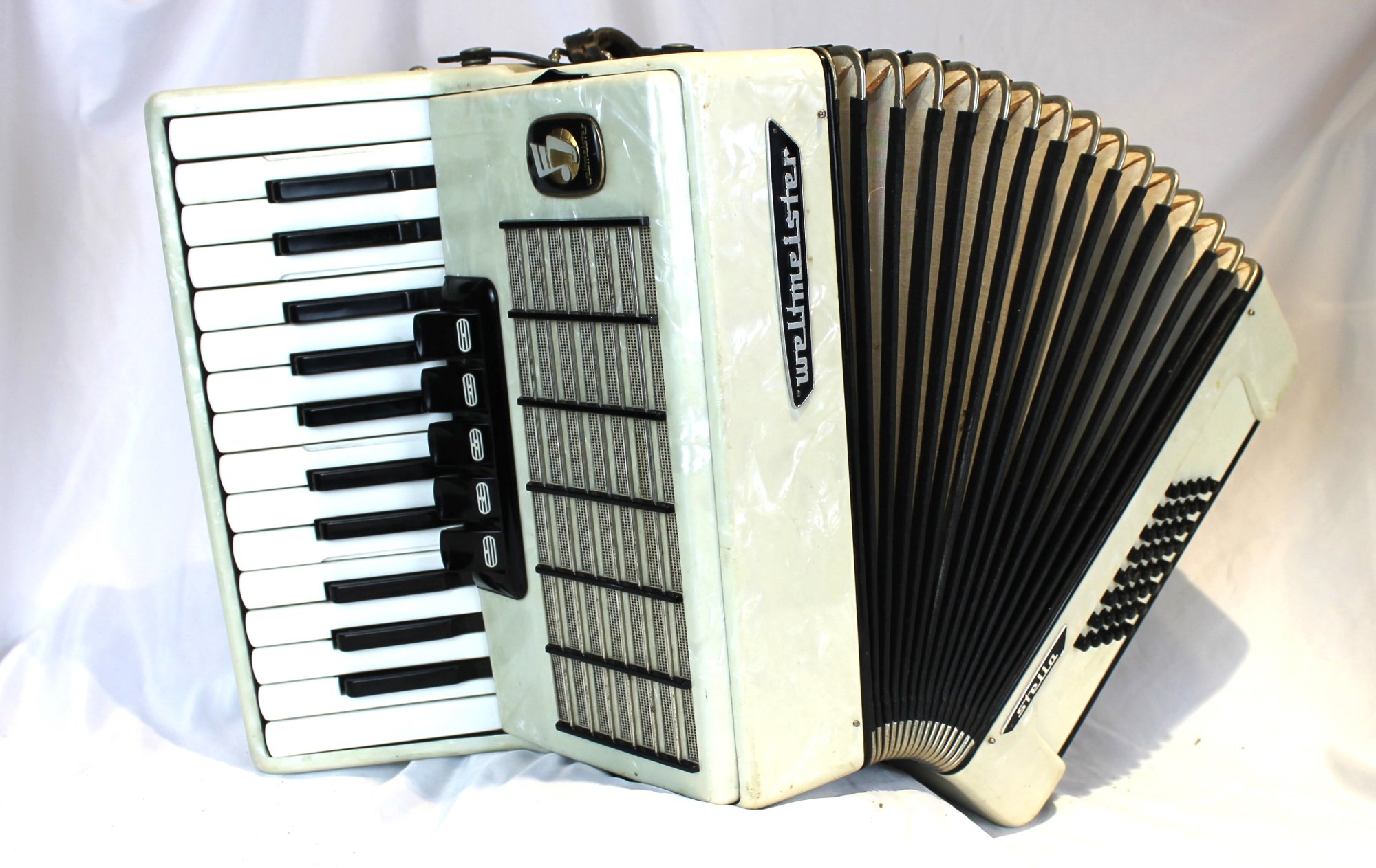 5840 - White Pearl Weltmeister Stella Piano Accordion LMM 26 40