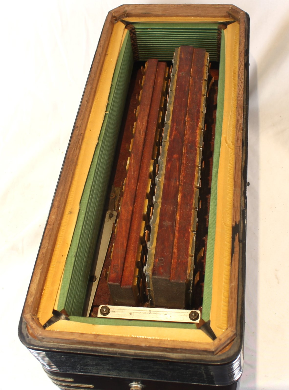 4337 - Black Ace 70 Johnny Piano Accordion LMM 41 120 - For Parts