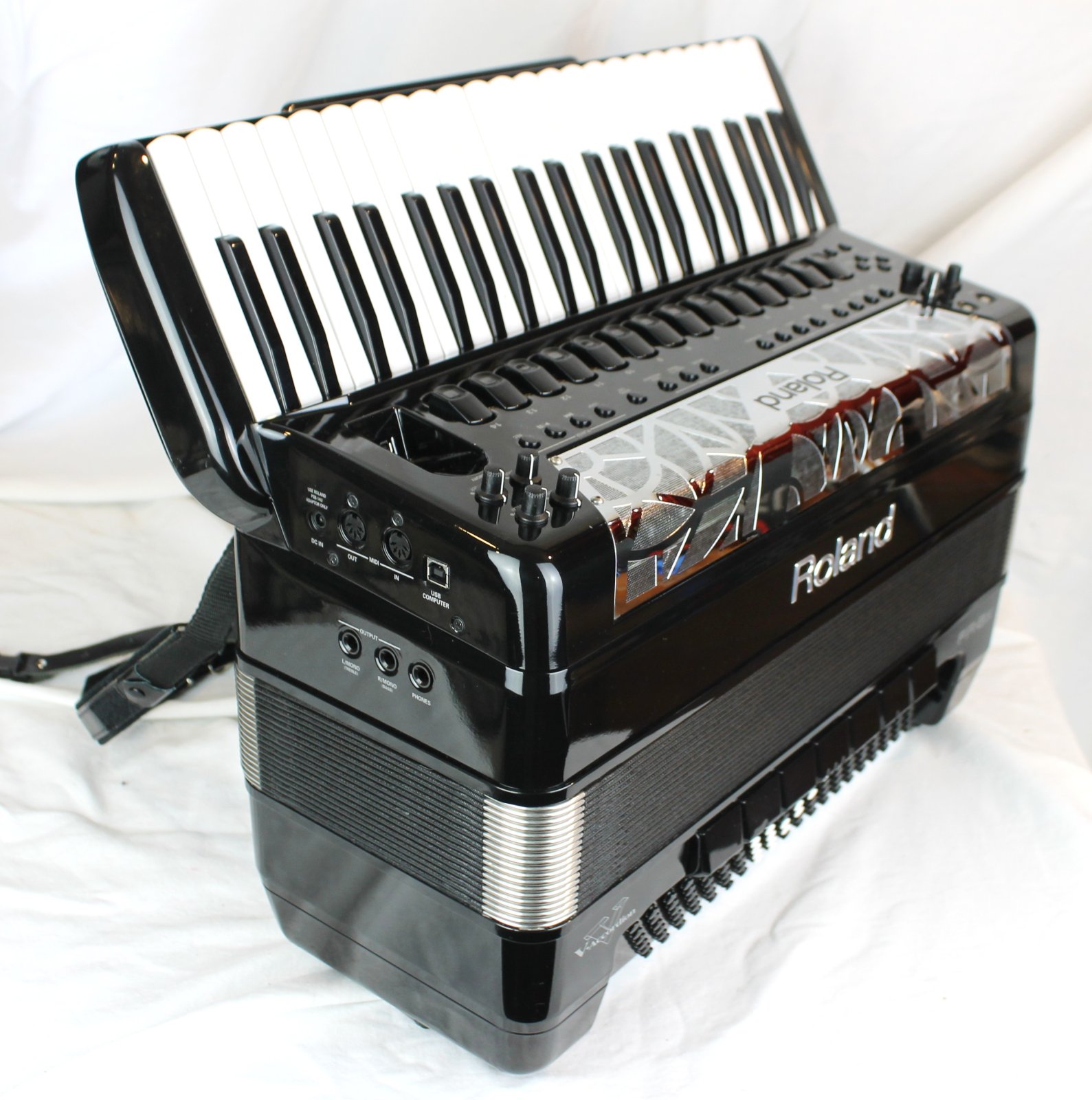 7622 - Black Roland FR-8X Digital Piano Accordion 41 120
