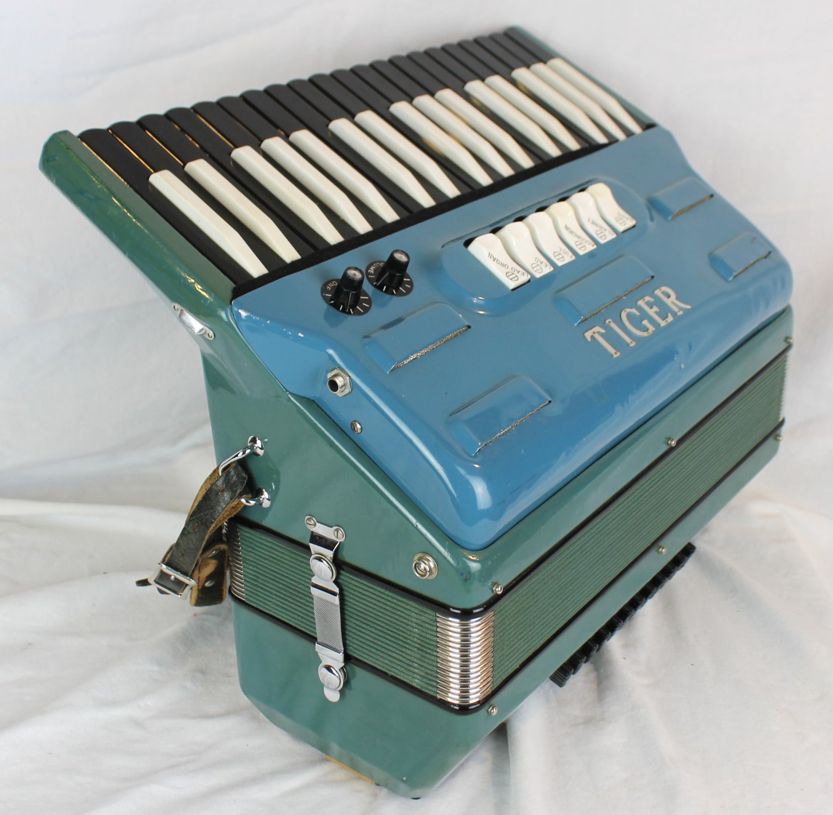 7627 - Blue Moon Titano Tiger Combo Piano Accordion LMQ 36 72