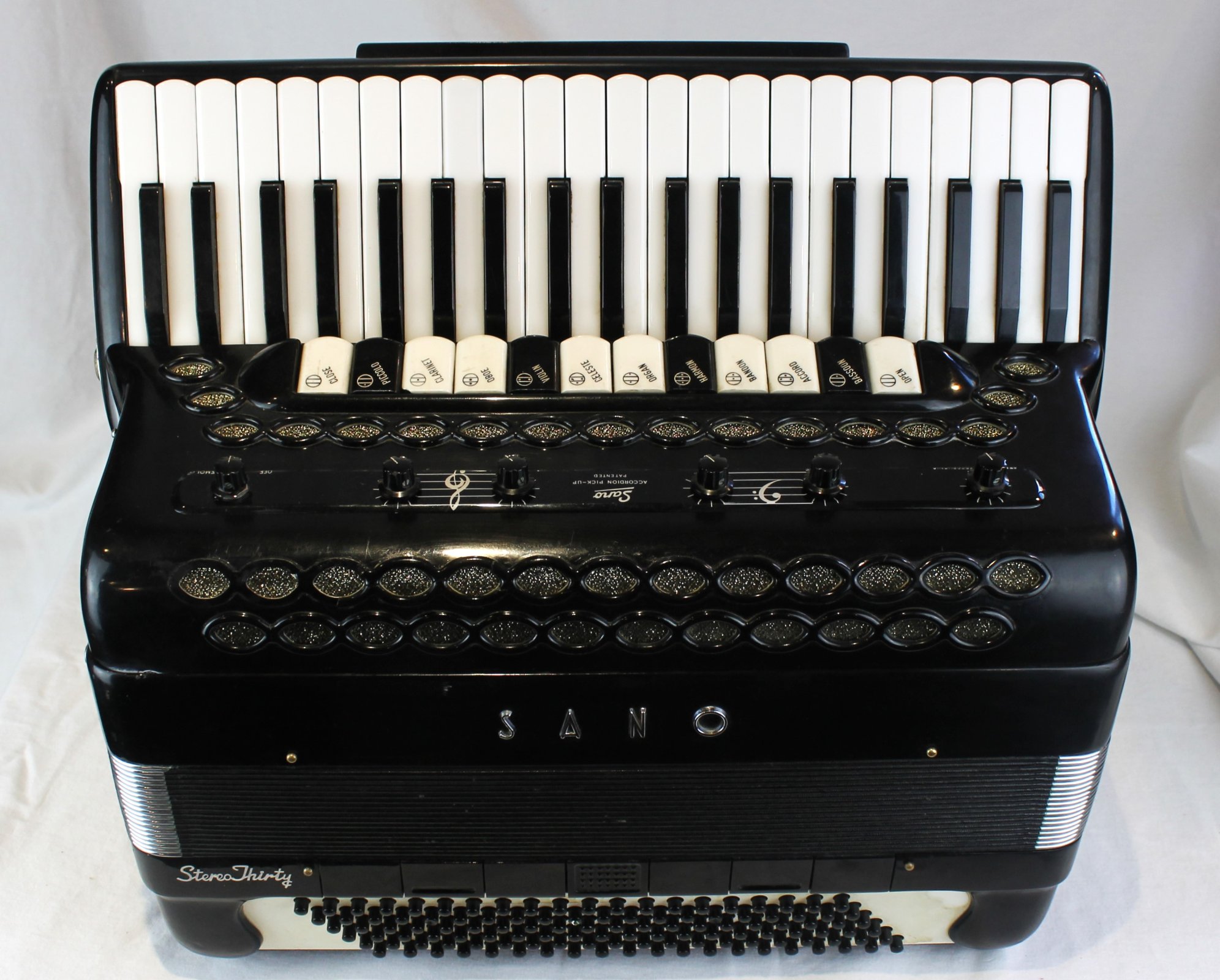 6458 - Black Sano Stereo Thirty Piano Accordion LMMH 41 120 6458 - Black Sano Stereo Thirty Piano Accordion LMMH 41 120