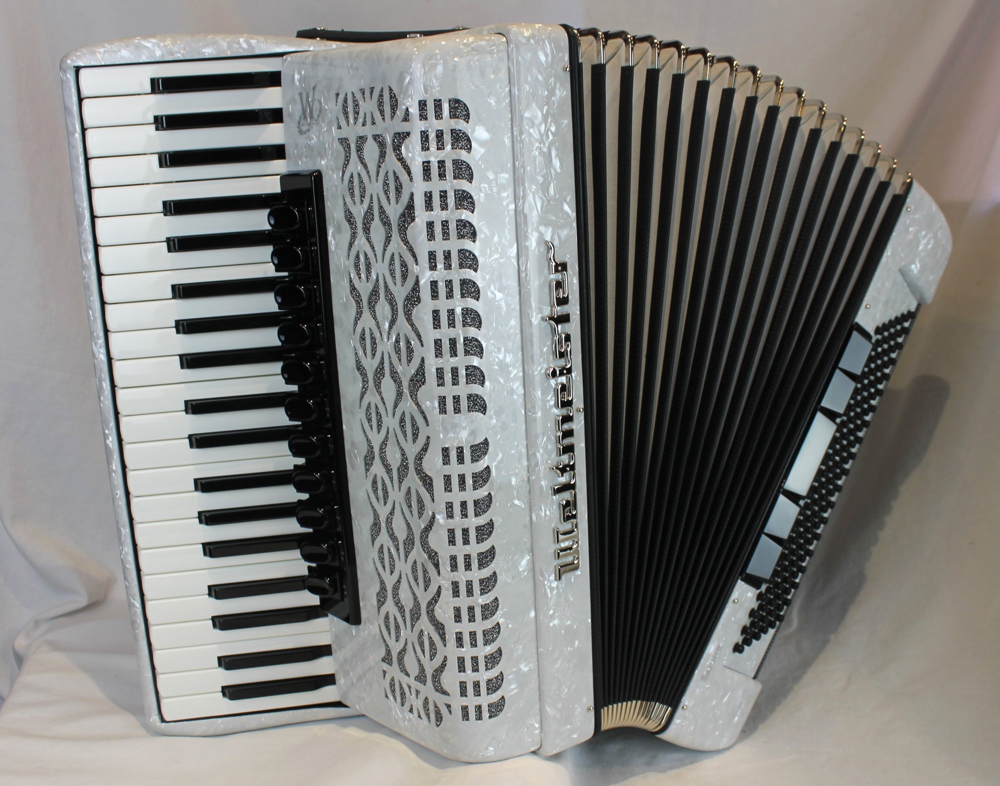 NEW White Stylish Weltmeister Saphir Piano Accordion LMMH 41 120