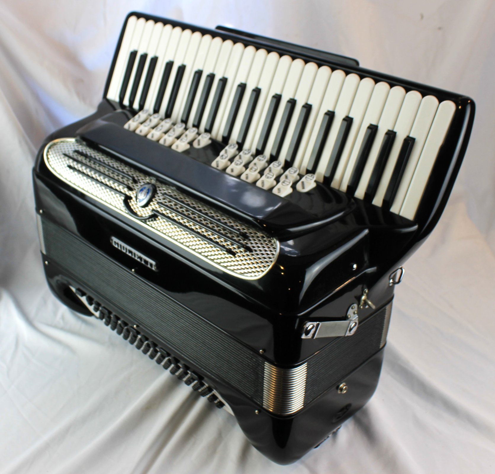 7635 - Black Giulietti Super Model V Free Bass Piano Accordion