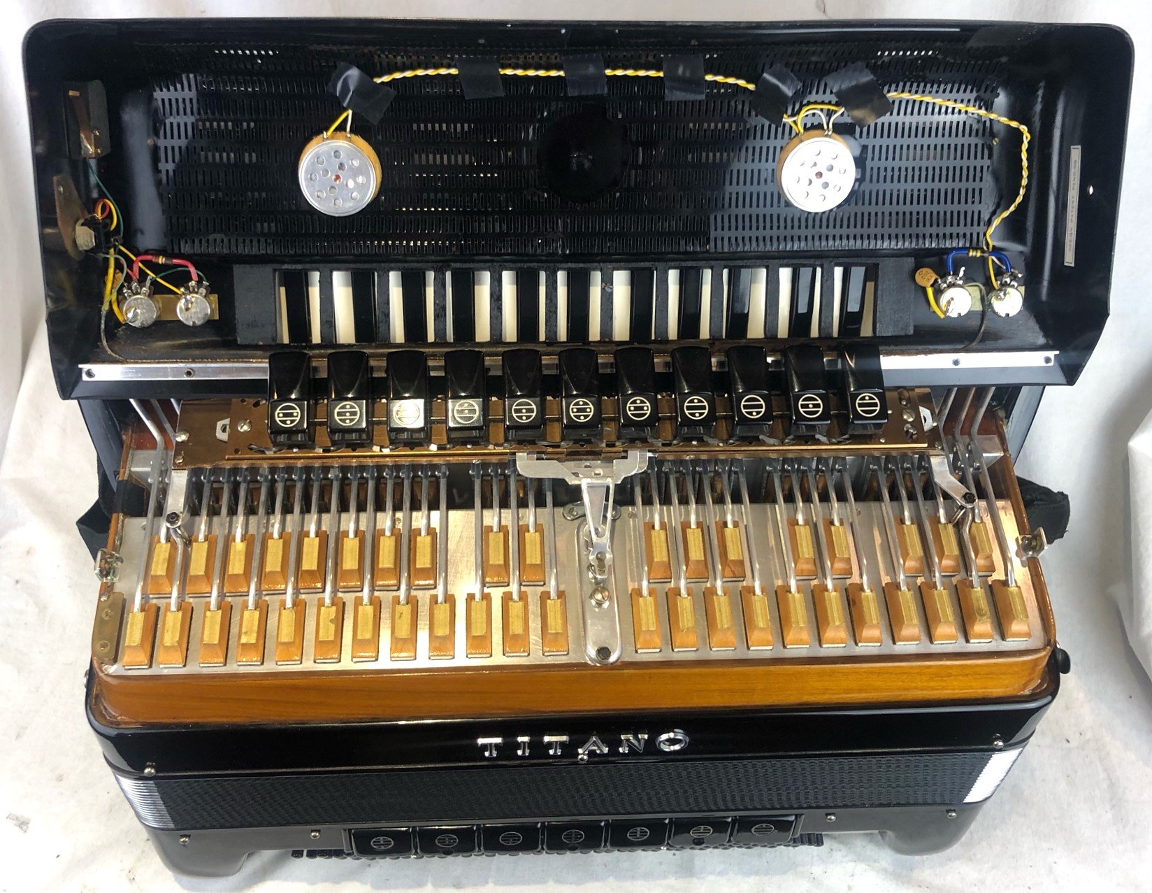 6899 - Black Titano Royal Tone Chamber PIano Accordion LMMH 41 120