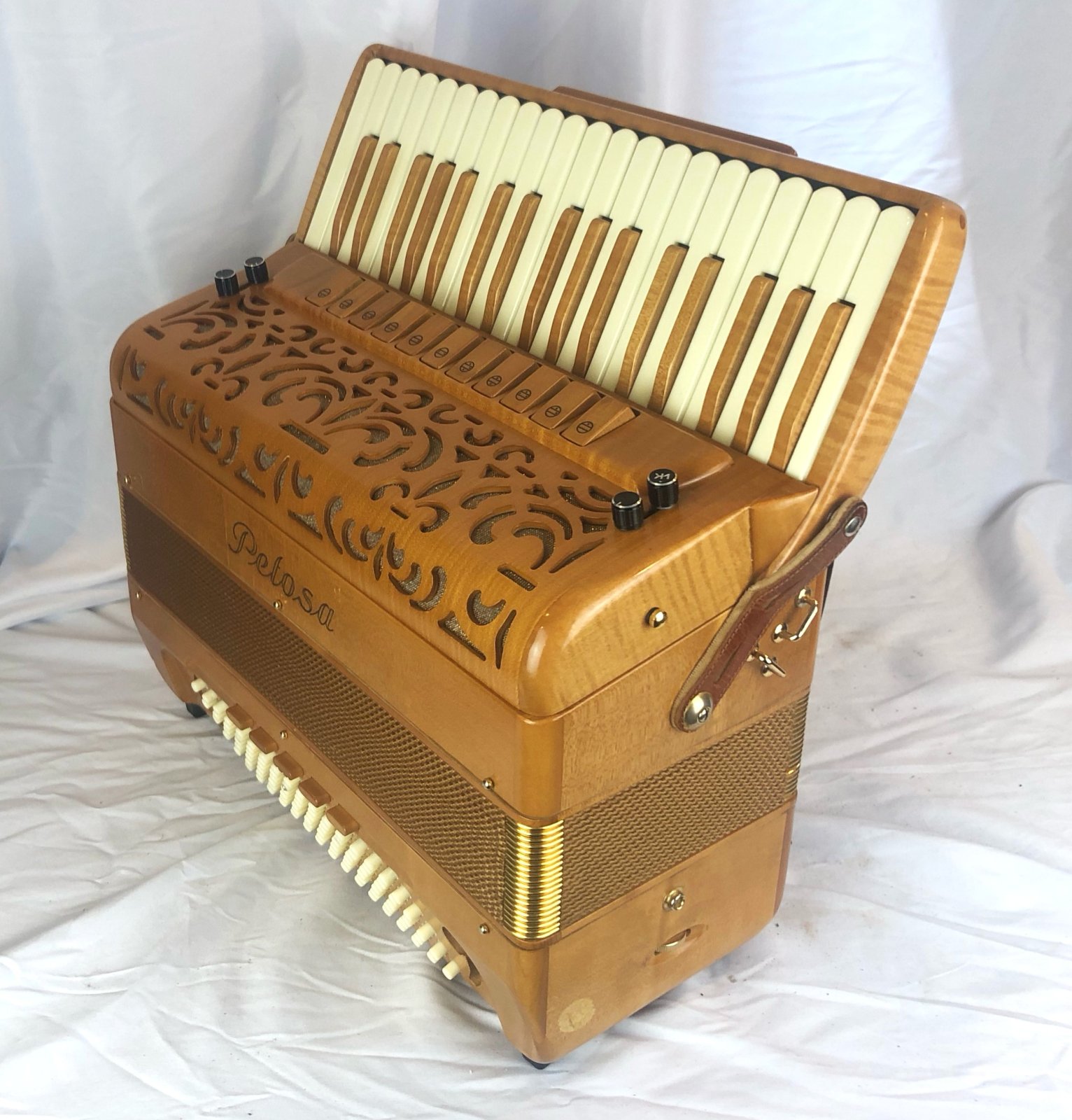 7673 - Cherry Petosa Artista Pro Piano Accordion LMMH 37 96