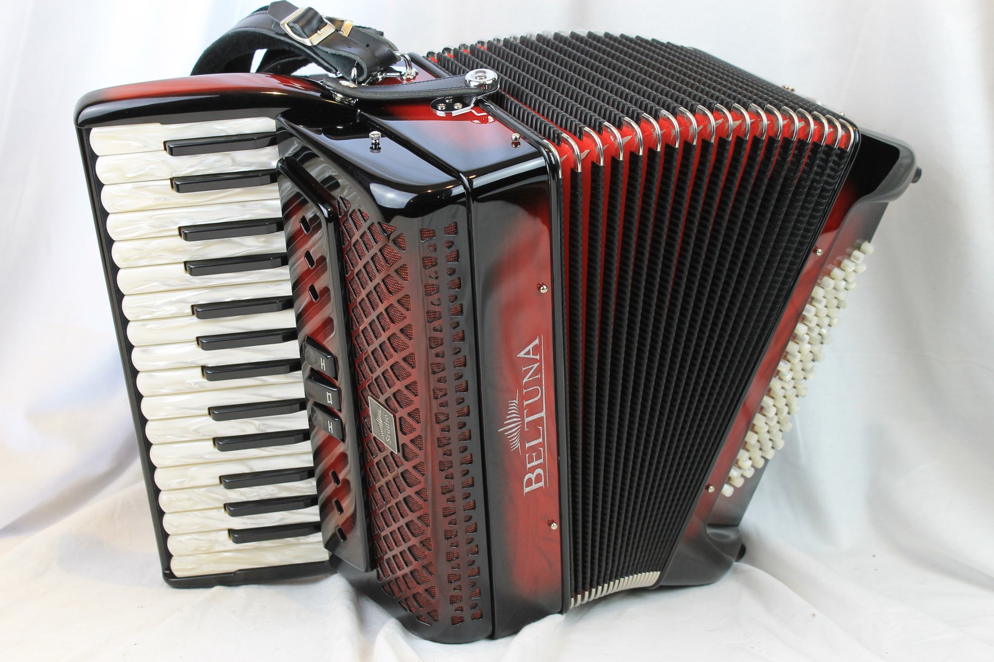 New Red Shadow Beltuna Studio II Piano Accordion MM 30 72