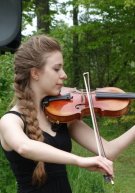 Picture of Anna Benninger with her Violin