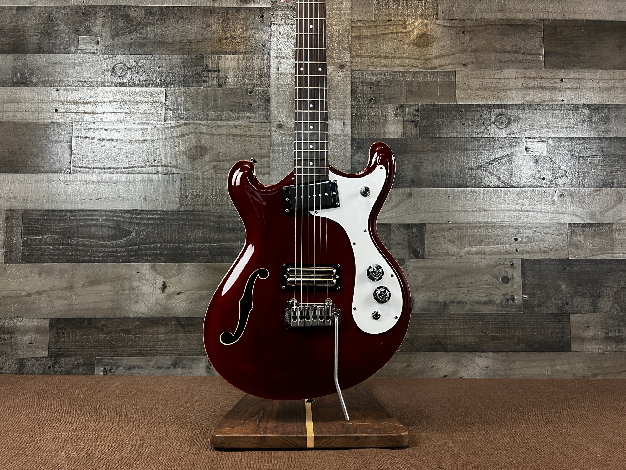ギター DANELECTRO THE 66 Tranceparent Red Danelectro '66 | Vintage Guitar® magazine