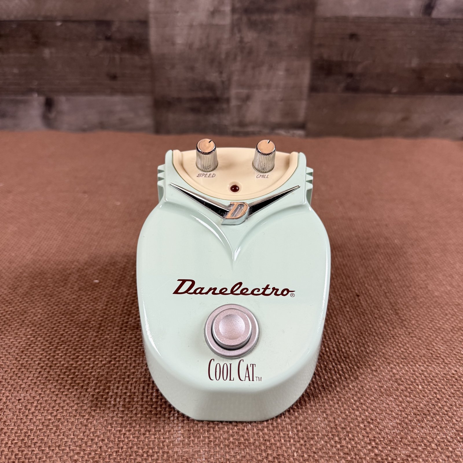 Danelectro ダンエレクトロ COOL CAT クールキャット コーラス Danelectro - Cool Cat Chorus (V1) - YouTube