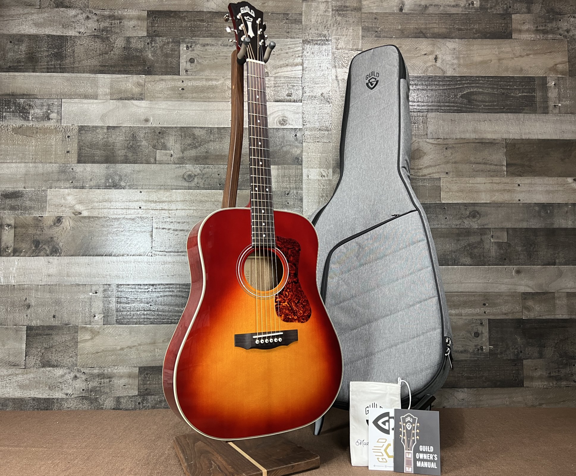 Guild D-140 Sunburst ギルド Guild D-140 Acoustic Guitar (with Case) | zZounds
