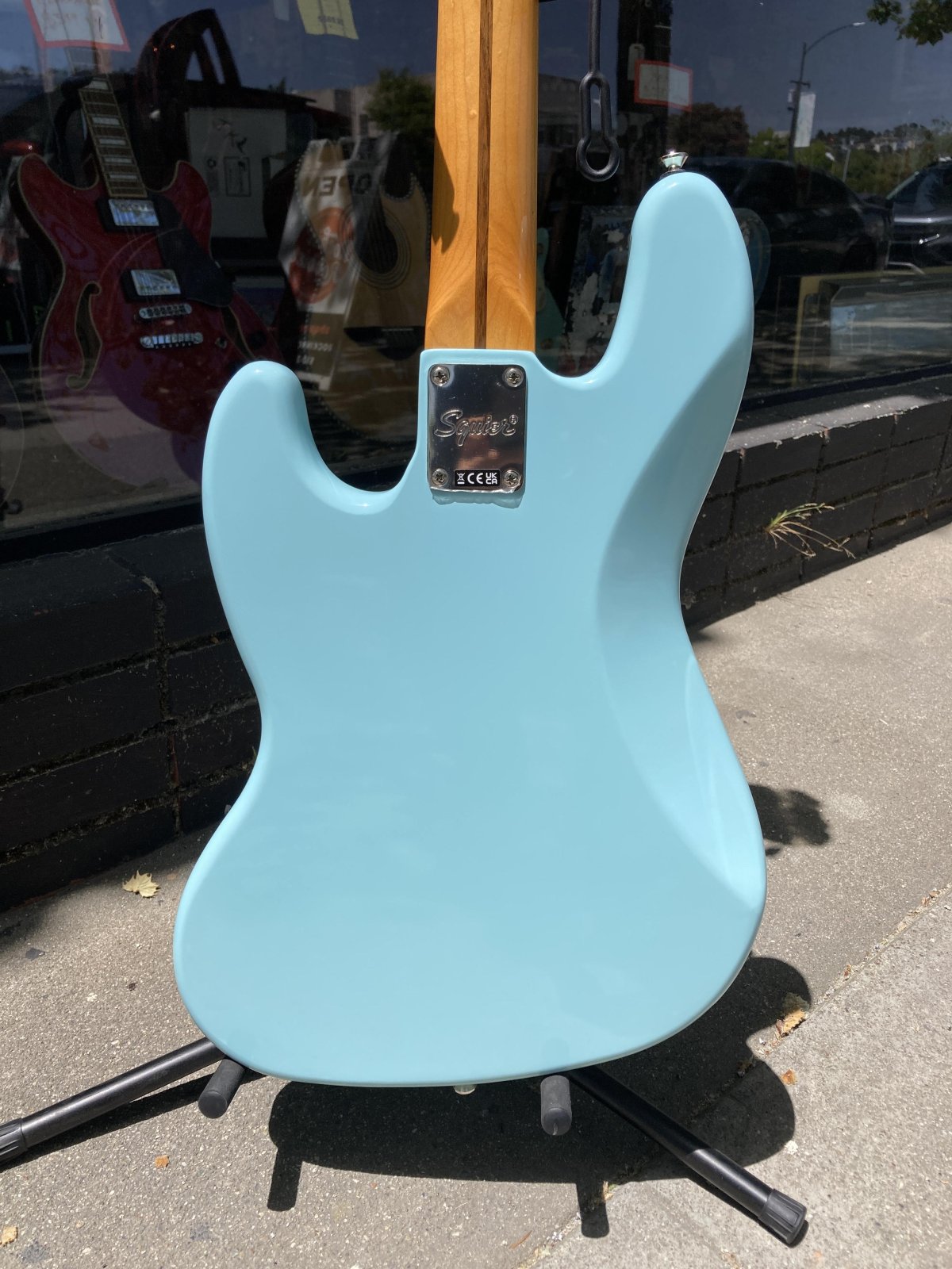 り　Classic Vibe '60s Jazz Bass® Amazon.com: Squier Classic Vibe 60s Jazz Bass, 3-Color