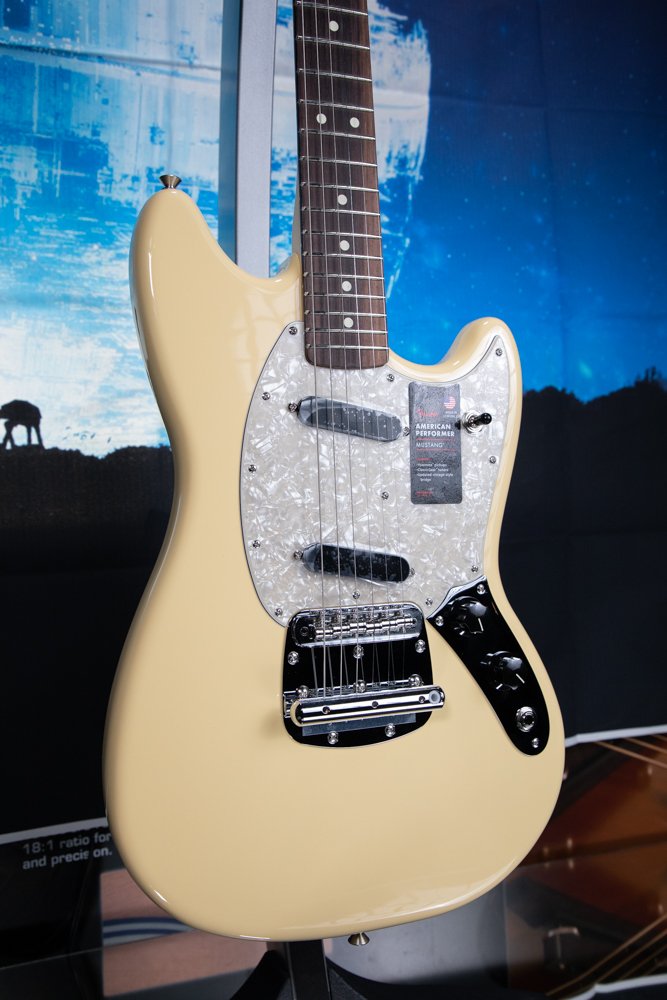 American Performer Mustang Rosewood Fingerboard Vintage White