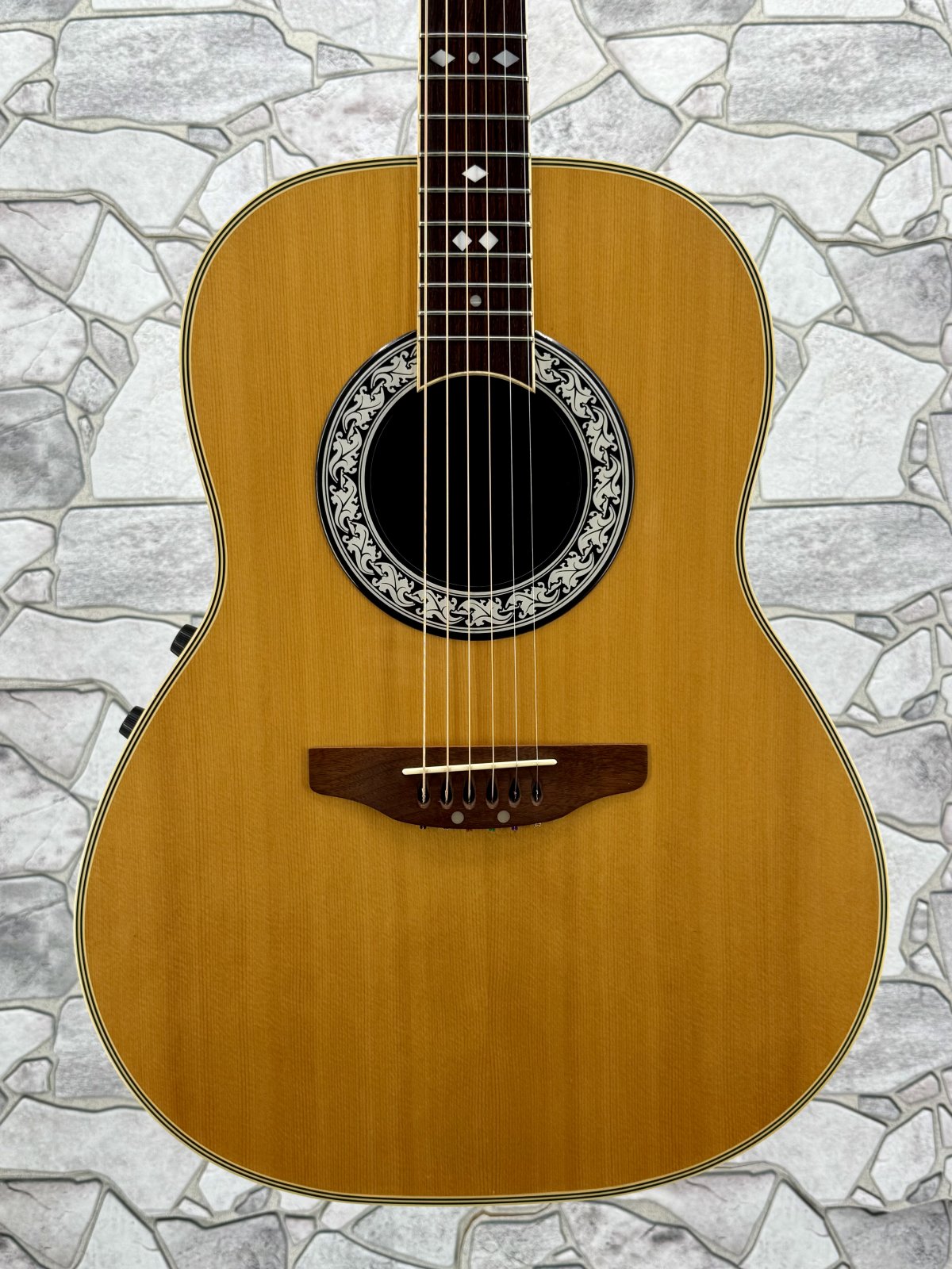 Ovation Celebrity CC67 Acoustic Electric with Hard Case