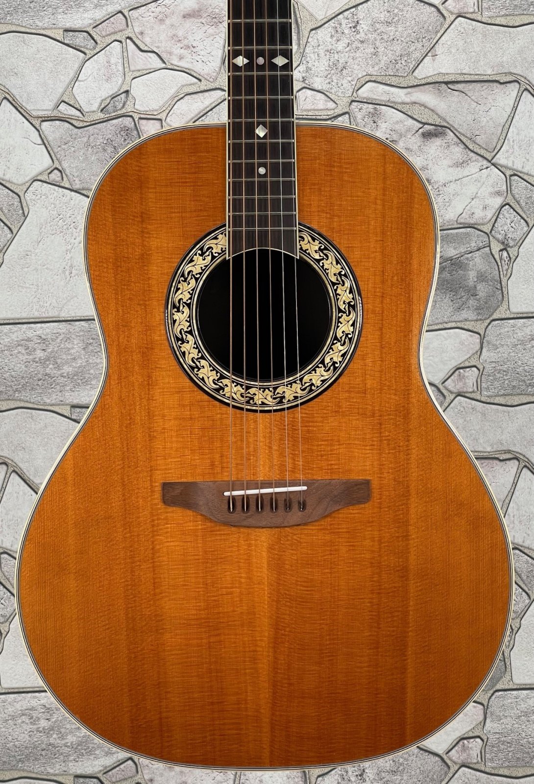 Ovation 1117-4 Legend Acoustic Guitar with case in Excellent
