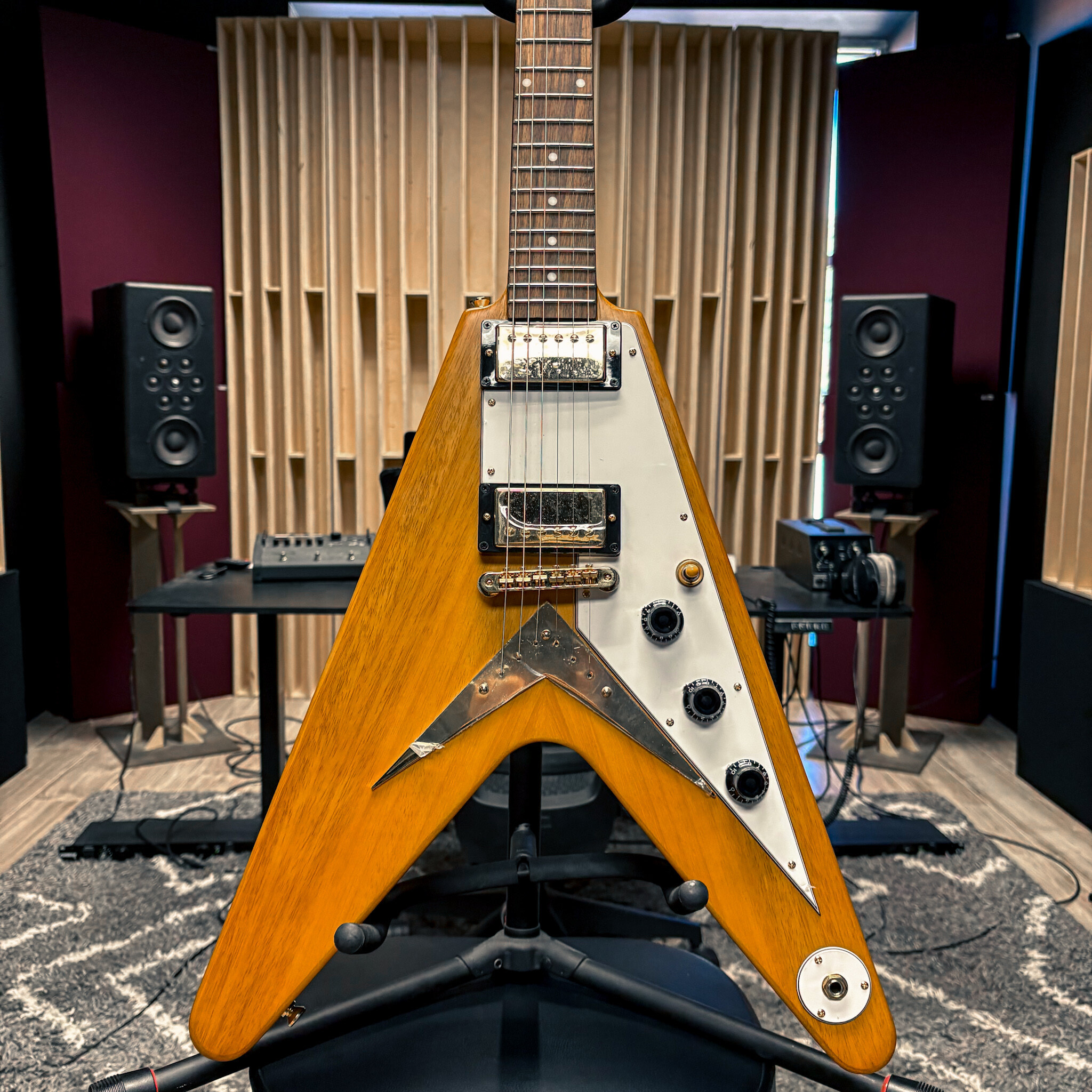 Epiphone コリーナV カスタム多数 Korina Flying V 1958 Korina Flying V (White Pickguard) - Aged Natural – Dave's