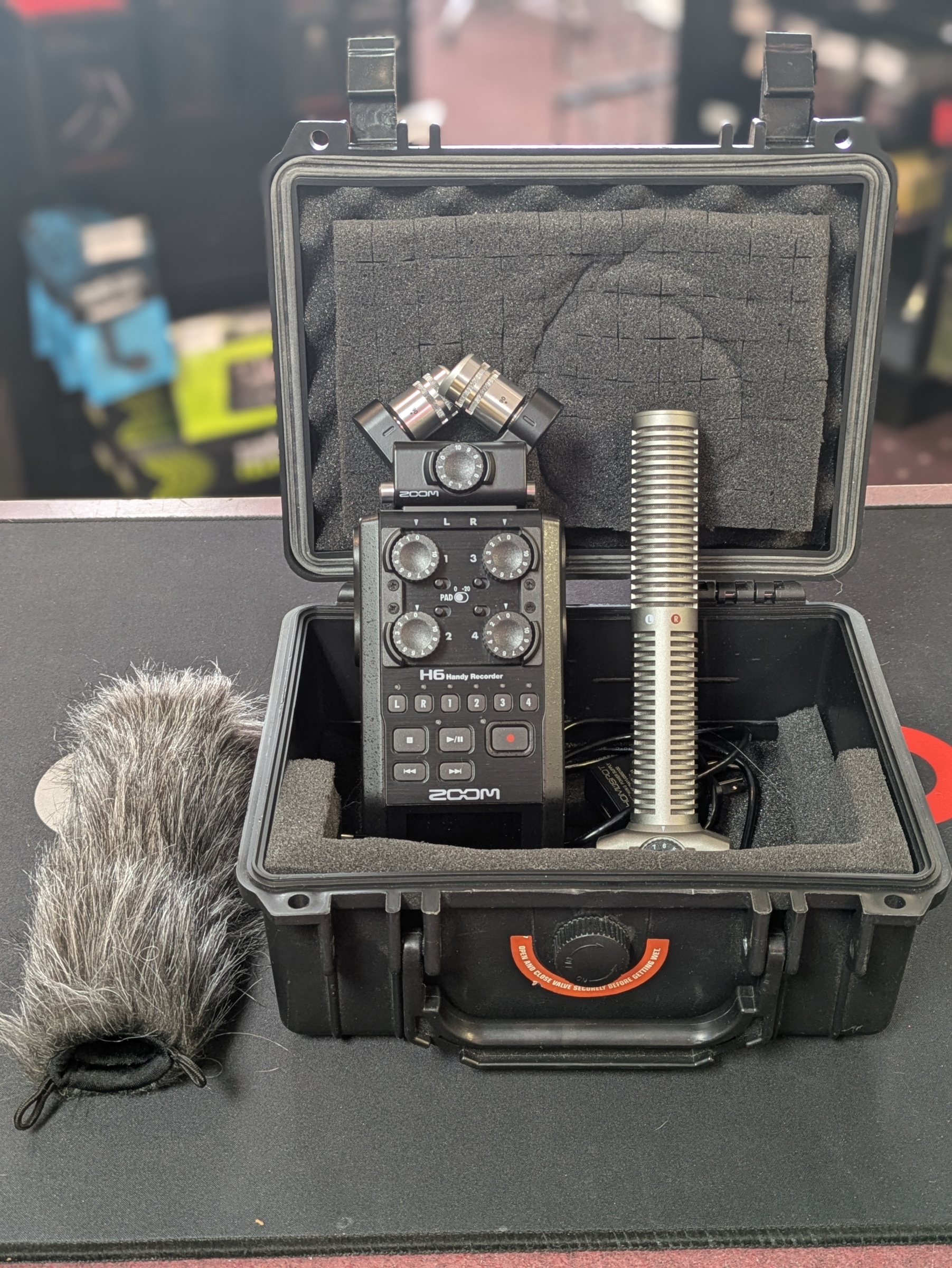 (USED) Zoom H6 Handy Recorder with SSH-6 Stereo Shotgun Capsule – Bundle