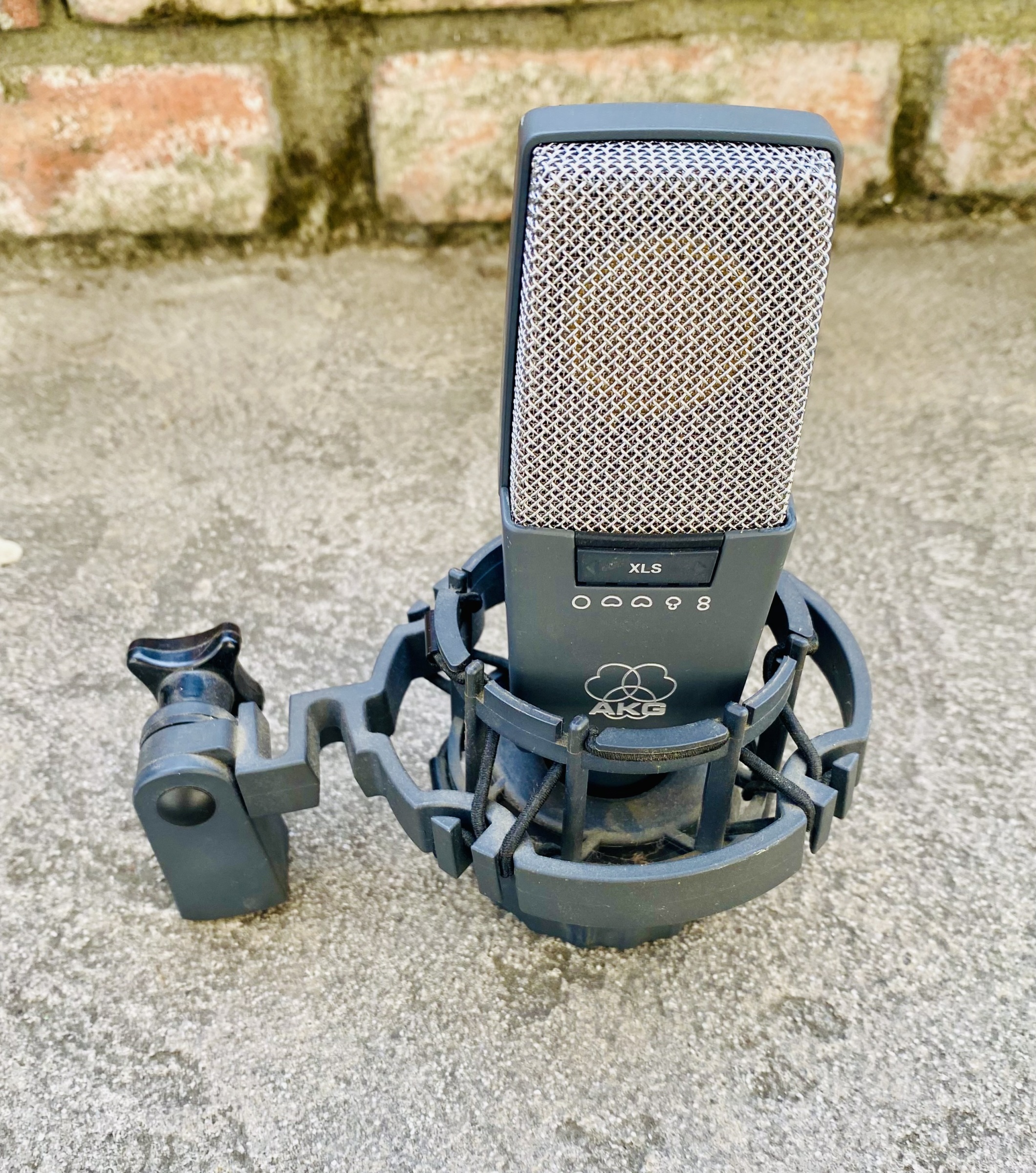 AKG C414 B XLS LARGE DIAPHRAGM MULTIPATTERN CONDENSER MICROPHONE W/ CASE + MOUNT (USED)