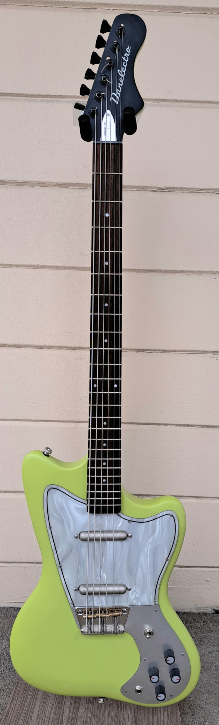 DANELECTRO DEAD ON 67 BARITONE ELECTRIC GUITAR W/ GIBSON CASE