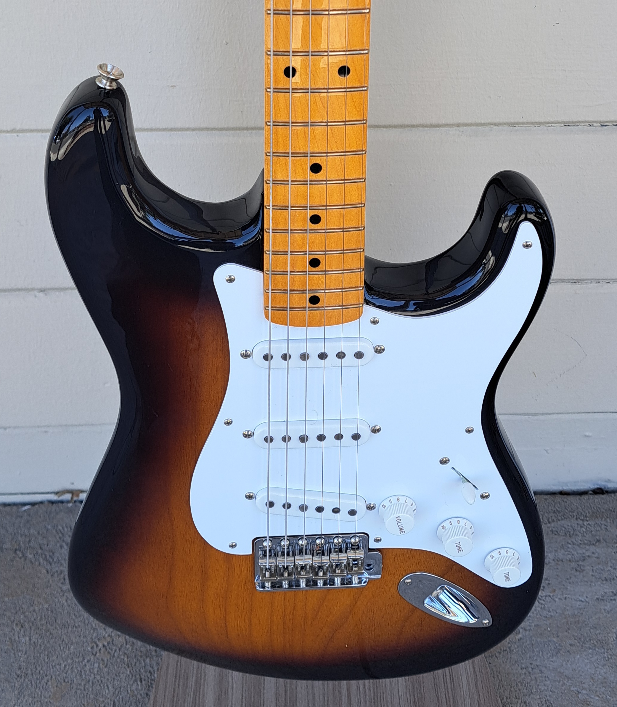 FENDER 70TH ANNIVERSARY AMERICAN VINTAGE II 54' STRATOCASTER ELECTRIC GUITAR, 2-COLOR SUNBURST W/CASE