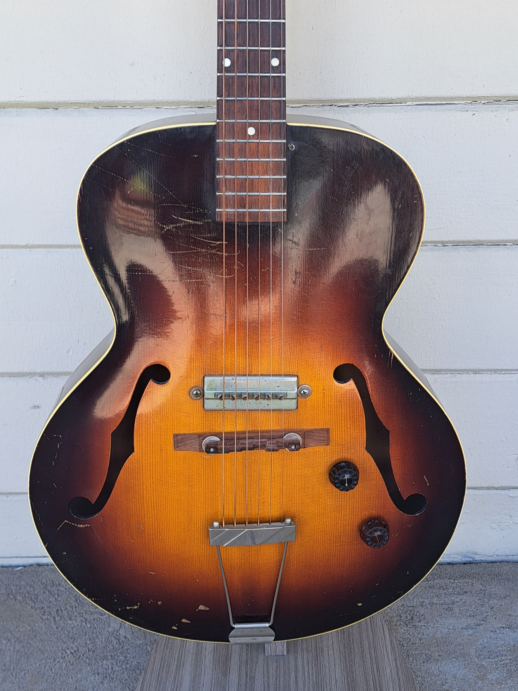 GIBSON ES-150 VINTAGE HOLLOWBODY GUITAR WITH CASE. 1940-1941 ORIGINAL TUNERS P13 PICKUP