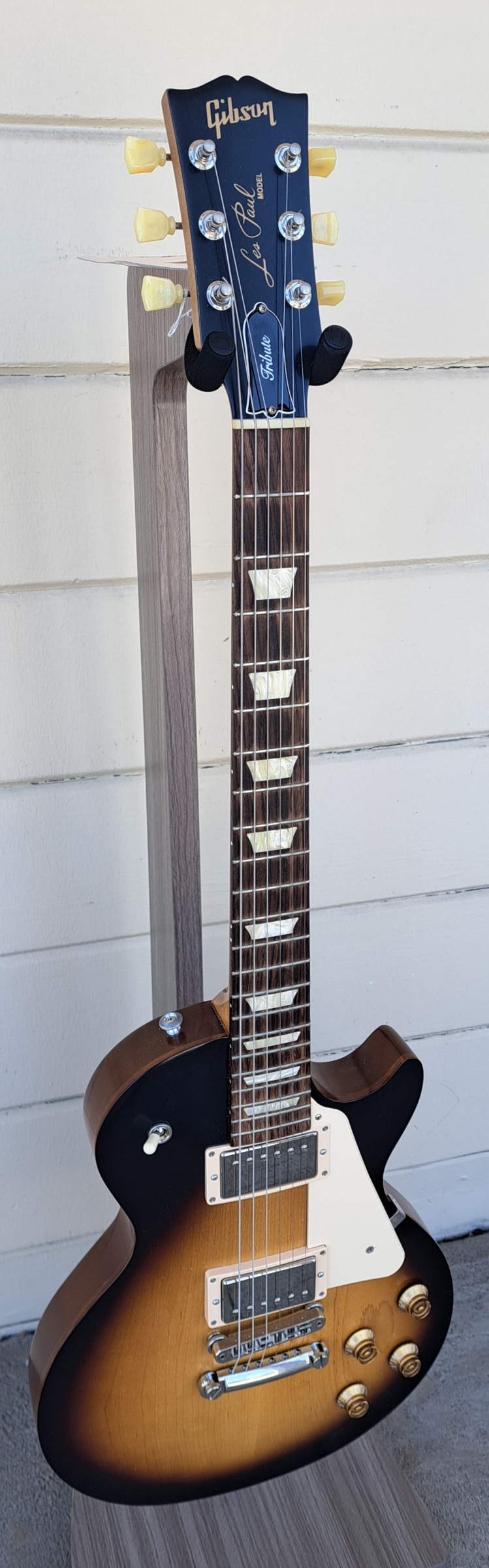 les paul tribute satin tobacco burst GIBSON 2021 LES PAUL TRIBUTE ELECTRIC GUITAR SATIN TOBACCO FINISH W/BAG