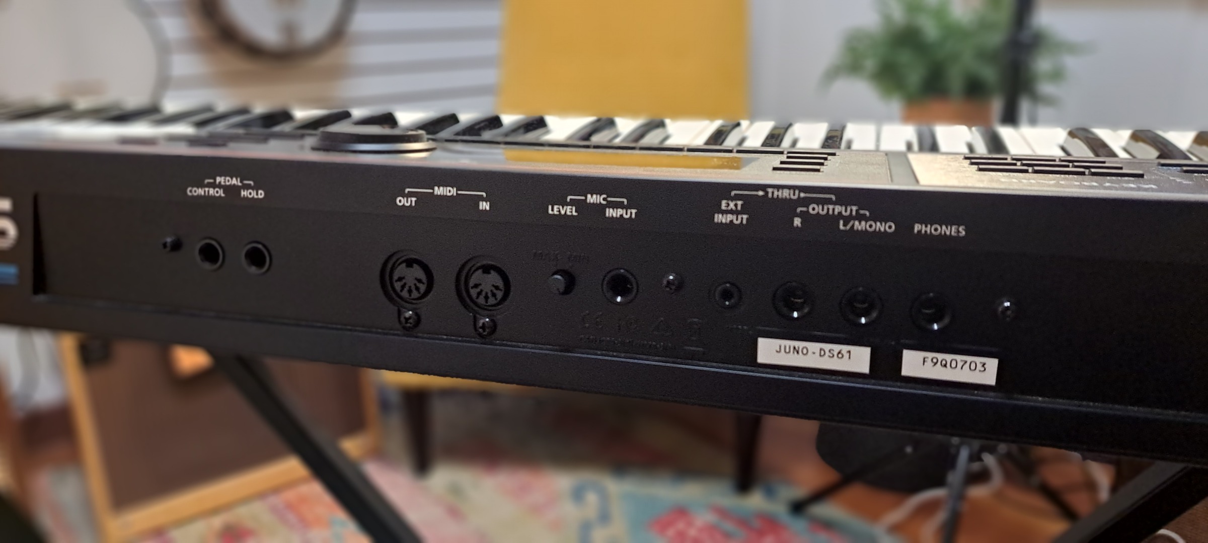 ROLAND JUNO-DS DS61 61-KEY SYNTHESIZER W/POWER (USED)