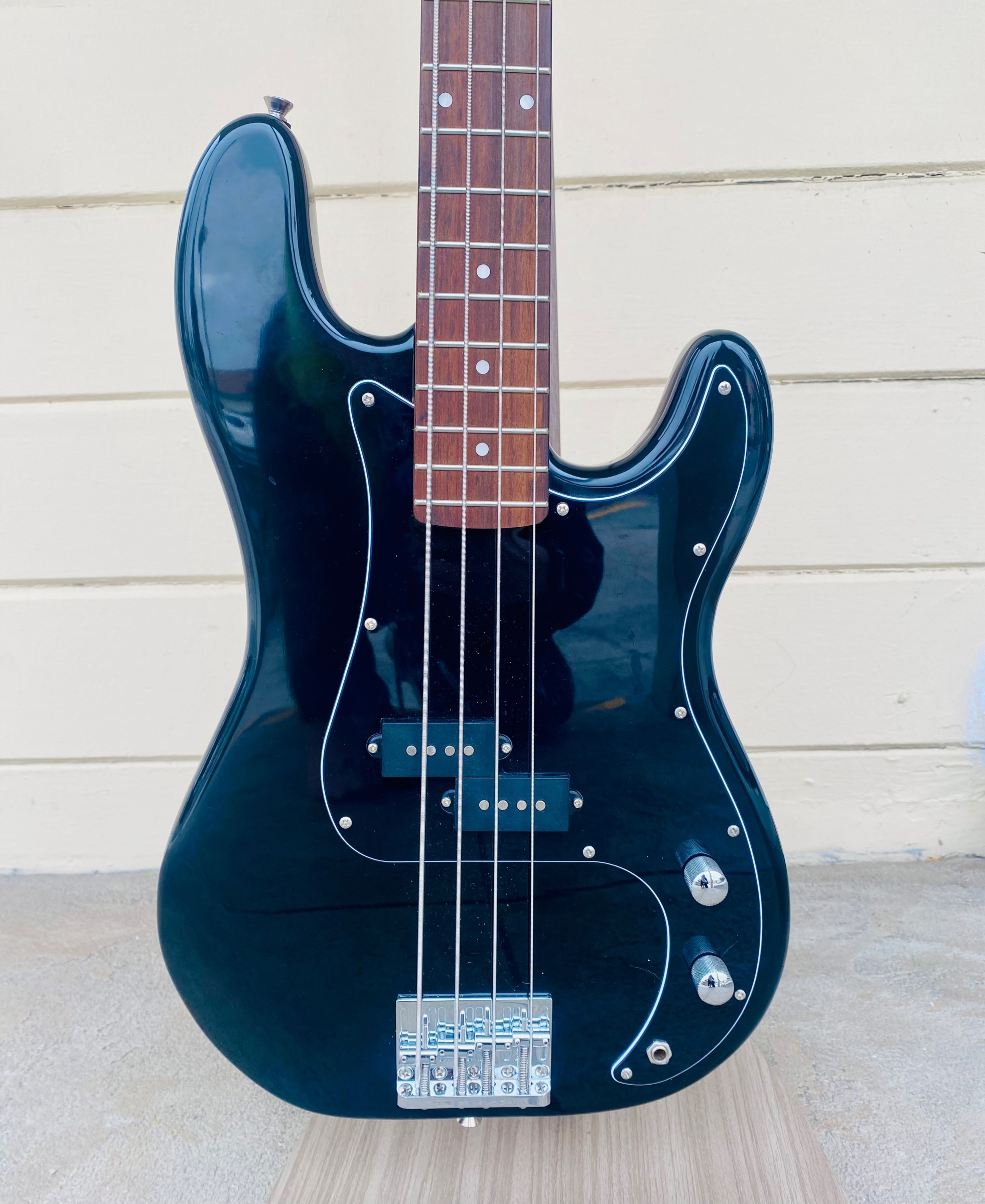 STAGG SBP-30 BLK P-BASS STYLE 4-STRING BASS W/BAG (USED)