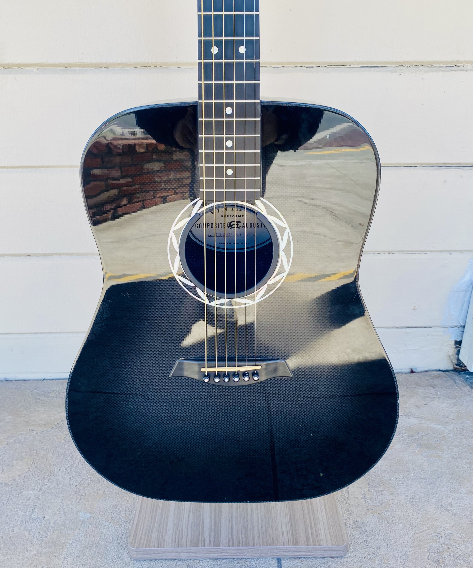 COMPOSITE ACOUSTICS VINTAGE PERFORMER CARBON FIBER GUITAR W/ POLYFOAM CASE