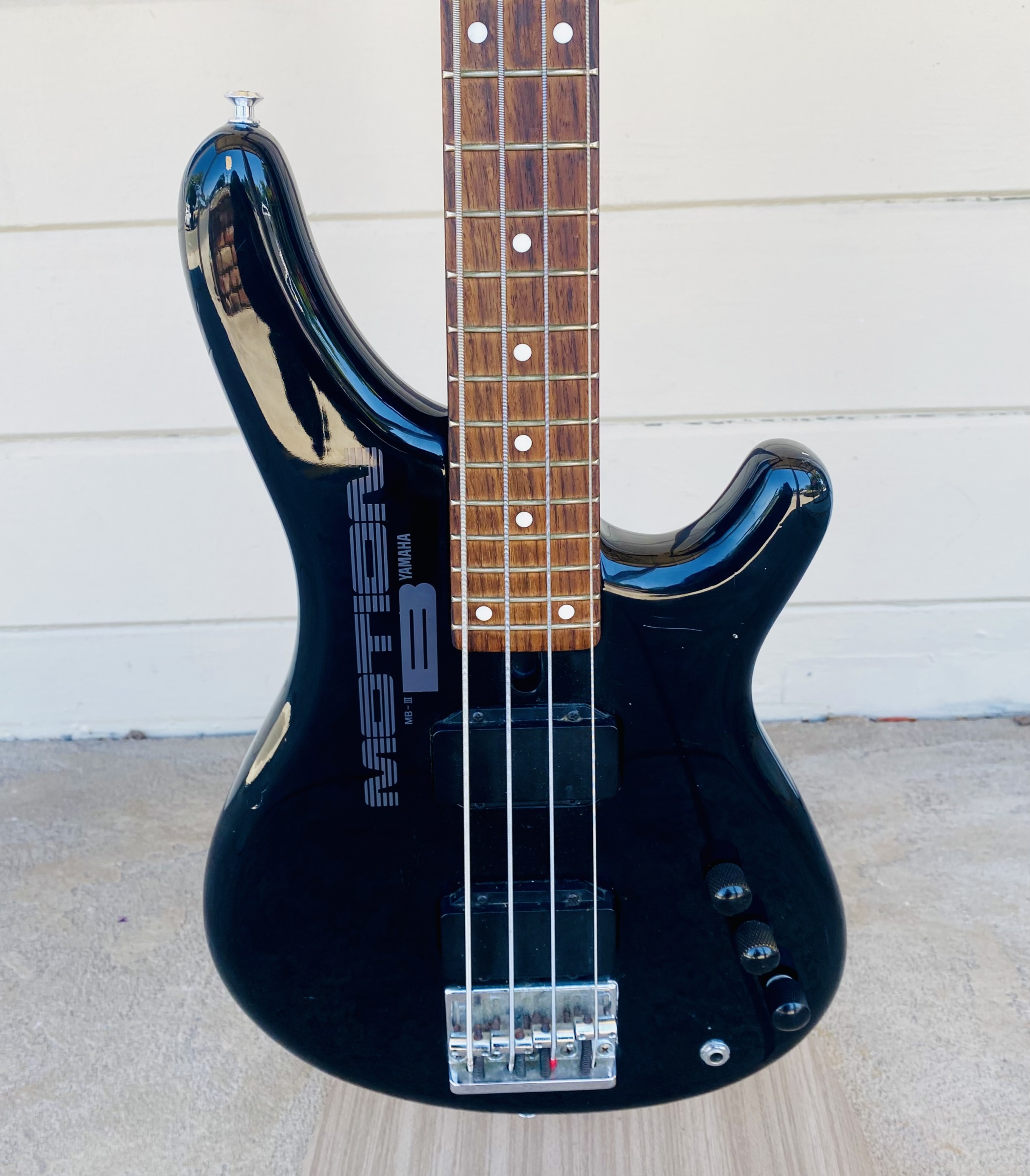 YAMAHA MOTION B MB-II 4 STRING BASS GUITAR BLACK FINISH W/CASE (USED)
