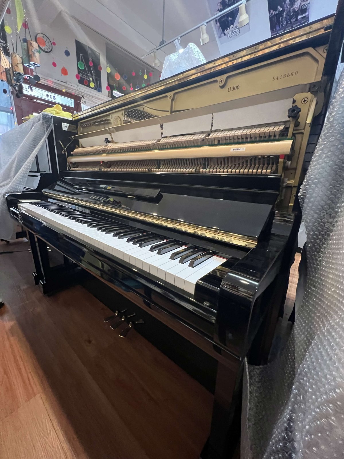 Yamaha Upright Piano Polished Ebony, U300