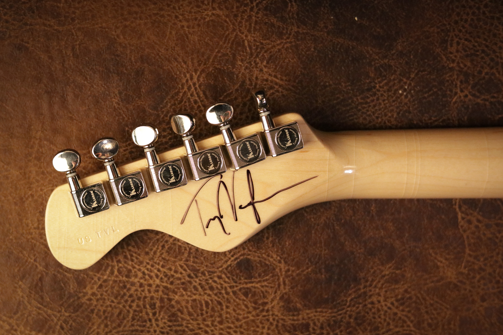 Echopark De Leon Clarence Signature Troy Van Leeuwen #1